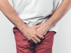 男性生殖器疱疹的症状是什么？引起男性生殖器疱疹的病原体是什么？