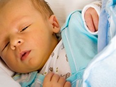 婴儿大便干燥出血是怎么回事？