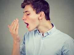 如何判断自己是否有口臭？口臭应该怎么治疗