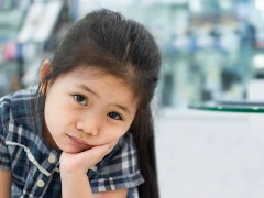 自闭症孩子老揉眼睛正常吗